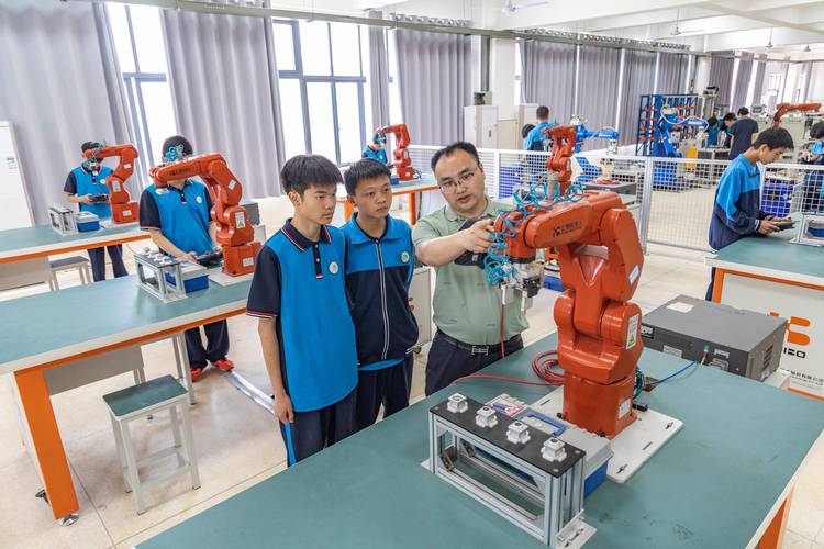 学历认定与毕业政策:技工院校中级工班、高级工班、预备技师班毕业生分... 学历认定与毕业政策:技工院校中级工班、高级工班、预备技师班毕业生分...